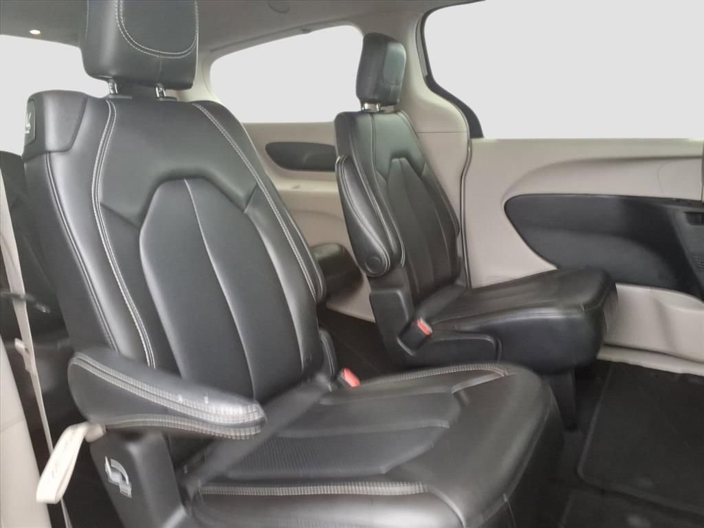 Used 2023 Chrysler Pacifica Touring-L image 11