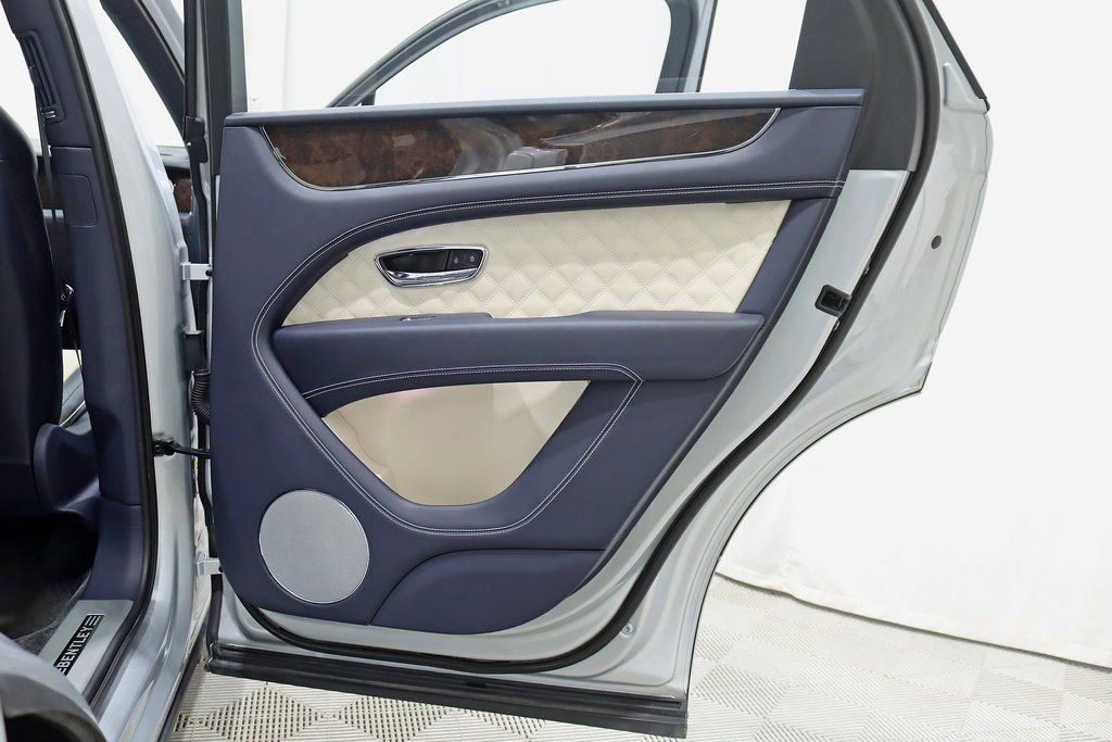 Used 2022 Bentley Bentayga image 40
