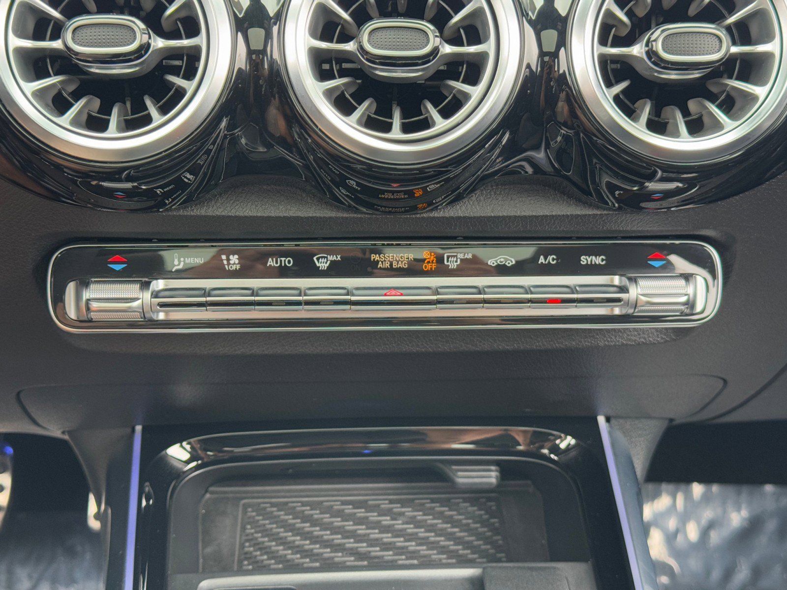 Used 2024 Mercedes-Benz GLB 35 AMG 4MATIC image 38