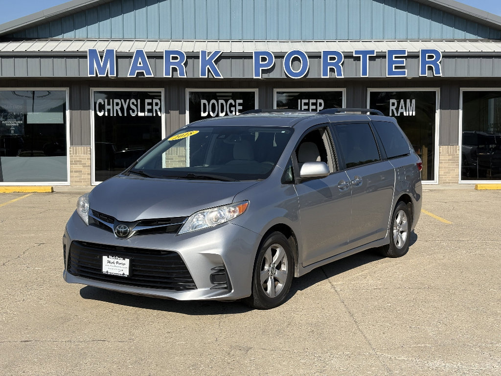 Used 2018 Toyota Sienna LE image 1