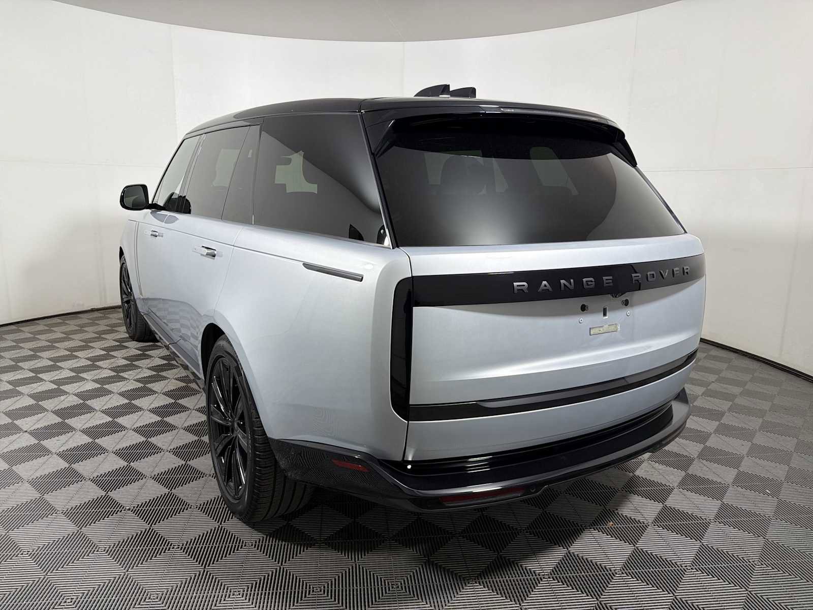Used 2025 Land Rover Range Rover Long Wheelbase SE image 5