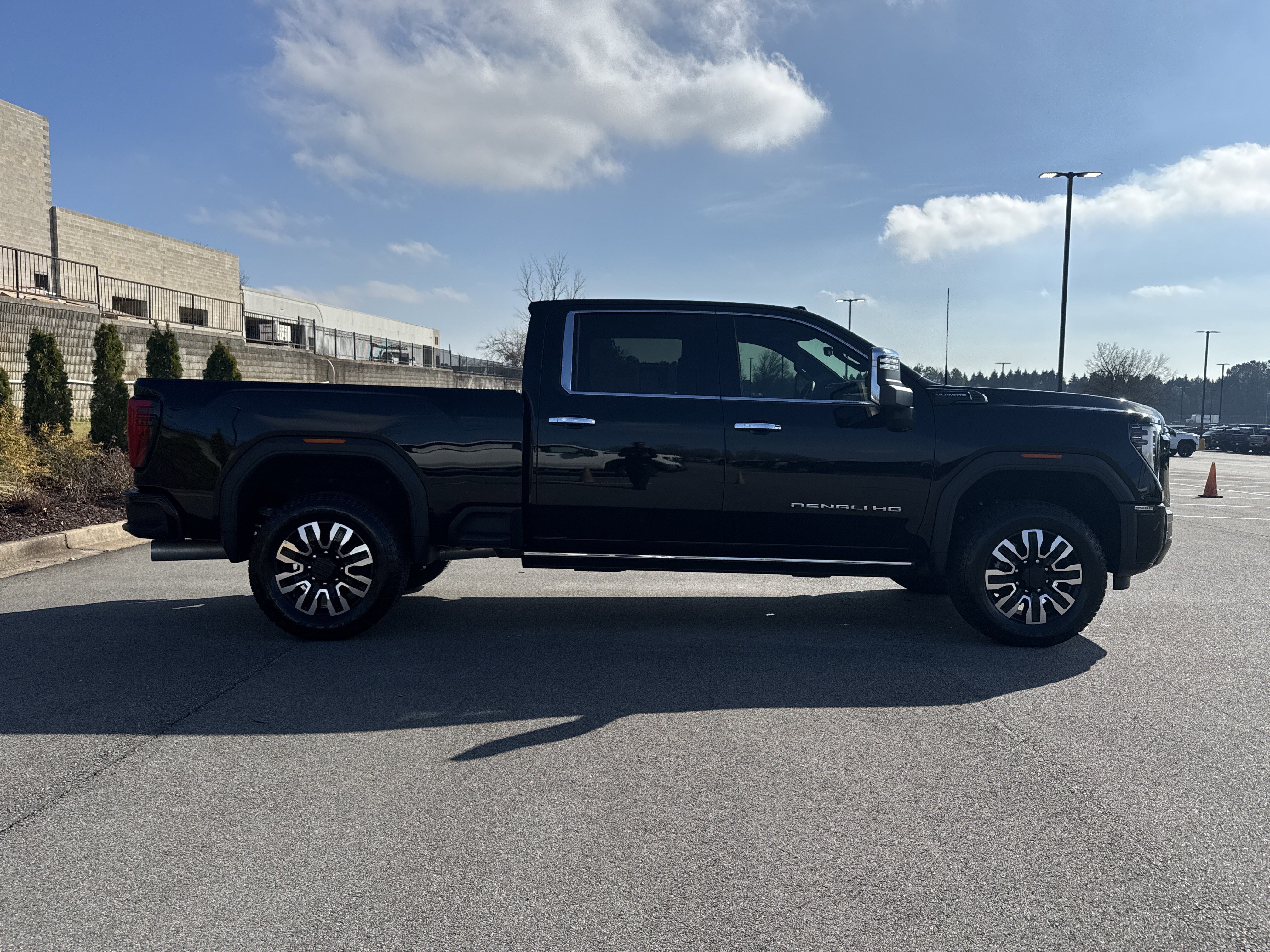 Used 2025 GMC Sierra 2500 Denali Ultimate image 11