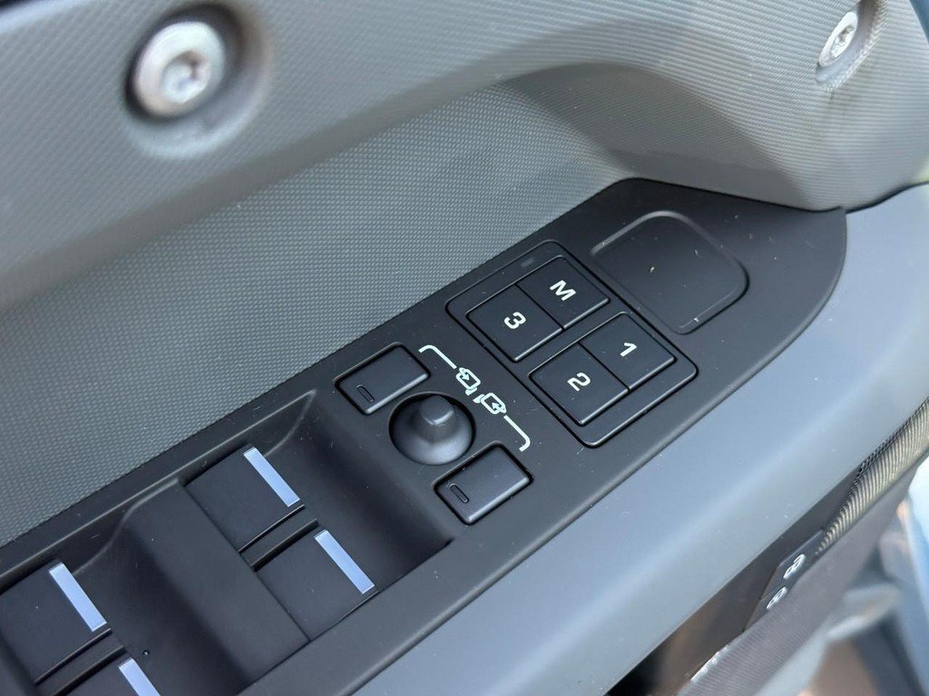 Used 2025 Land Rover Defender 110 X-Dynamic SE AWD/4WD image 19
