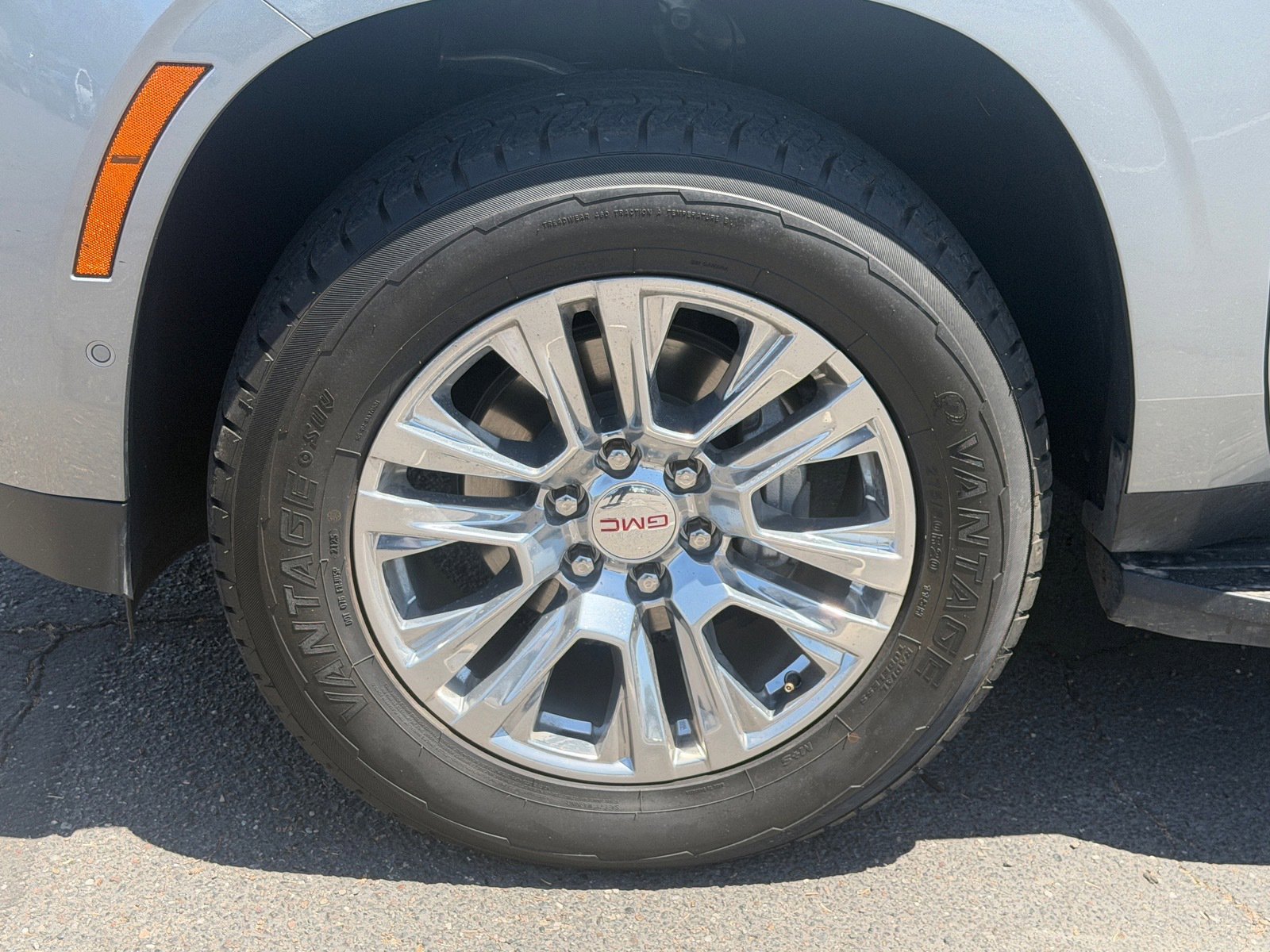 Used 2025 GMC Yukon XL Denali AWD/4WD image 5