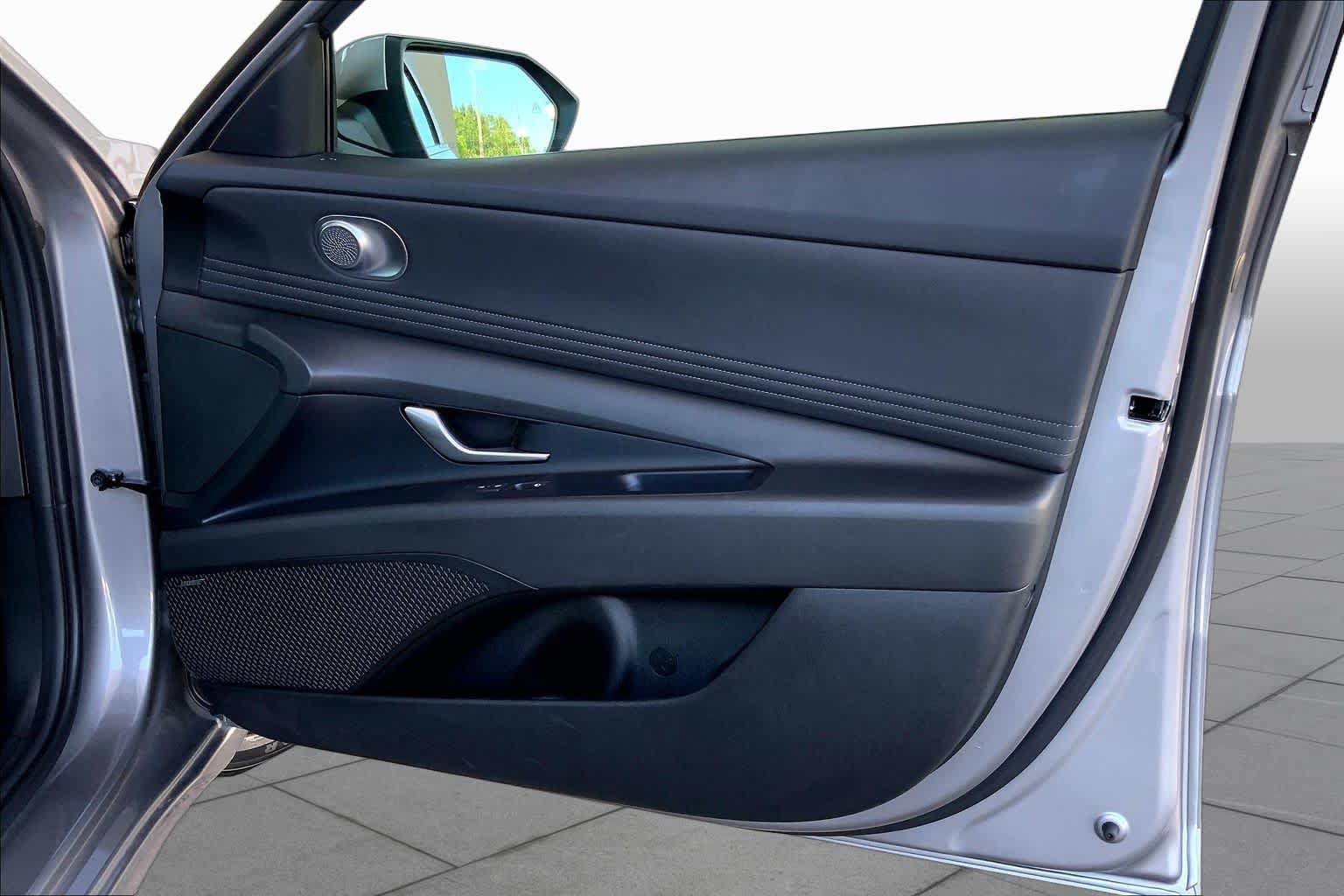 Used 2025 Hyundai Elantra Limited FWD image 23