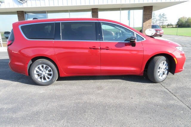 New 2026 Chrysler Pacifica Select image 1