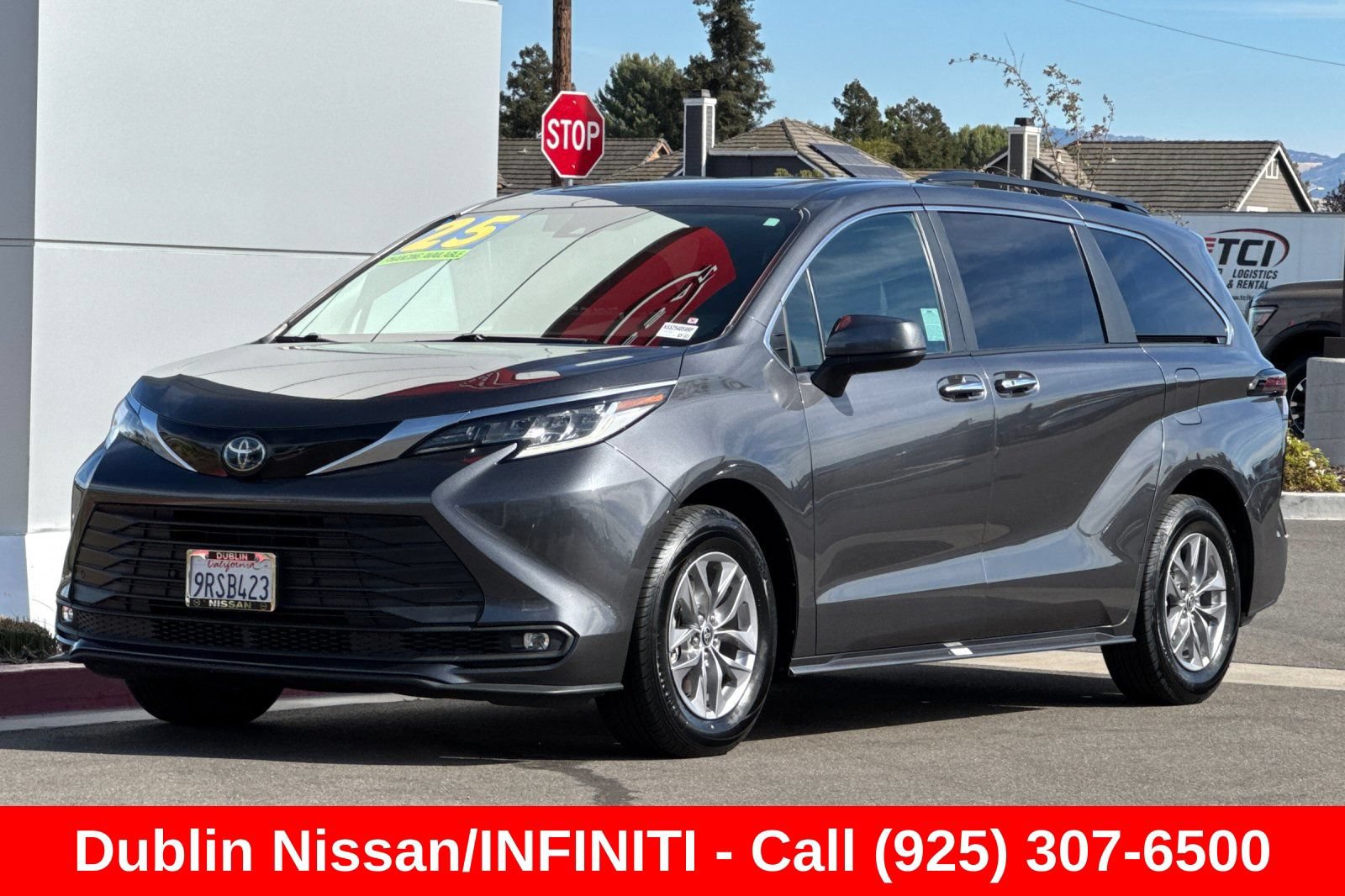 Used 2025 Toyota Sienna XLE FWD image 8
