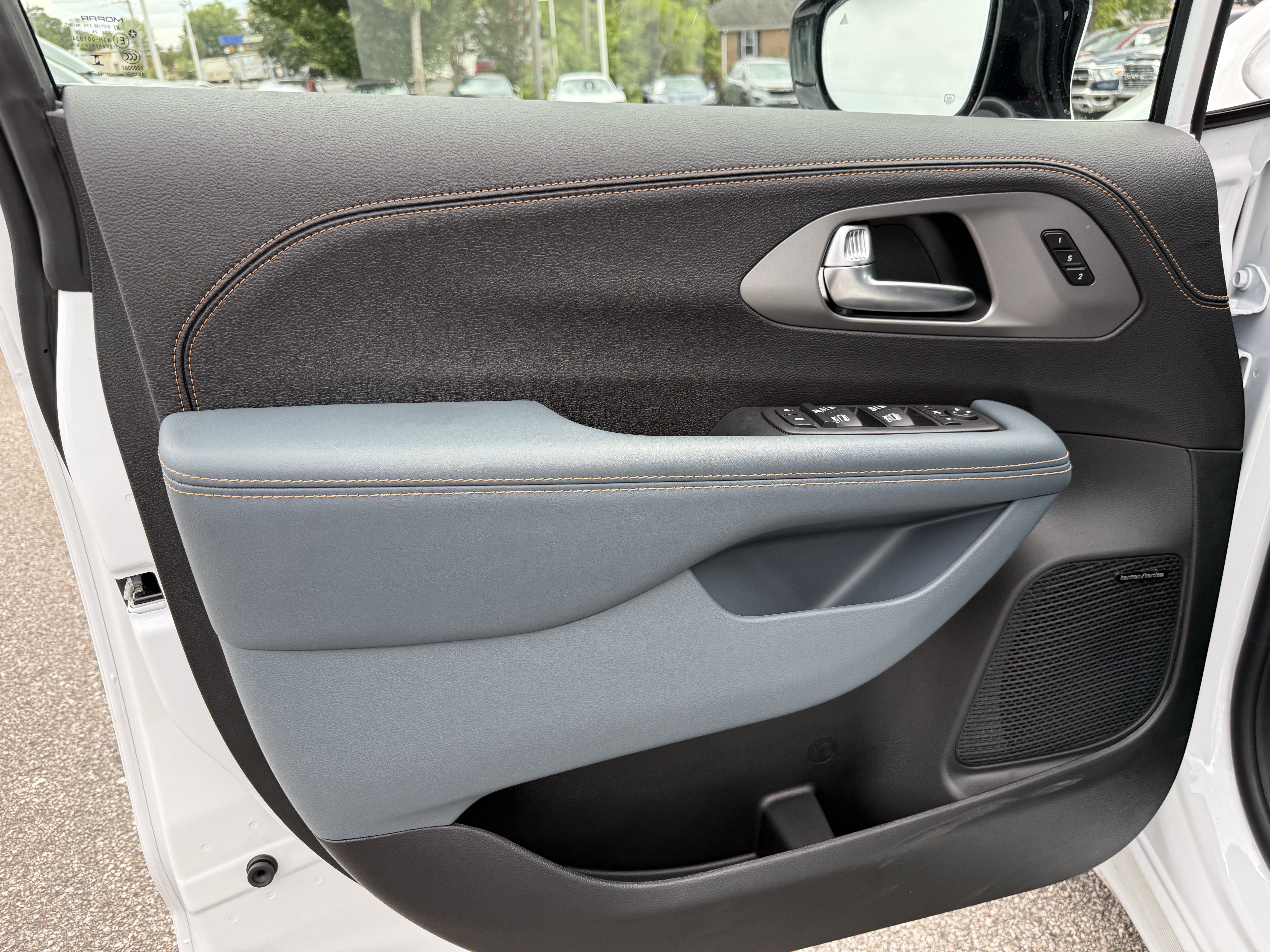 New 2027 Chrysler Pacifica Pinnacle w/ Theater Group FWD image 14