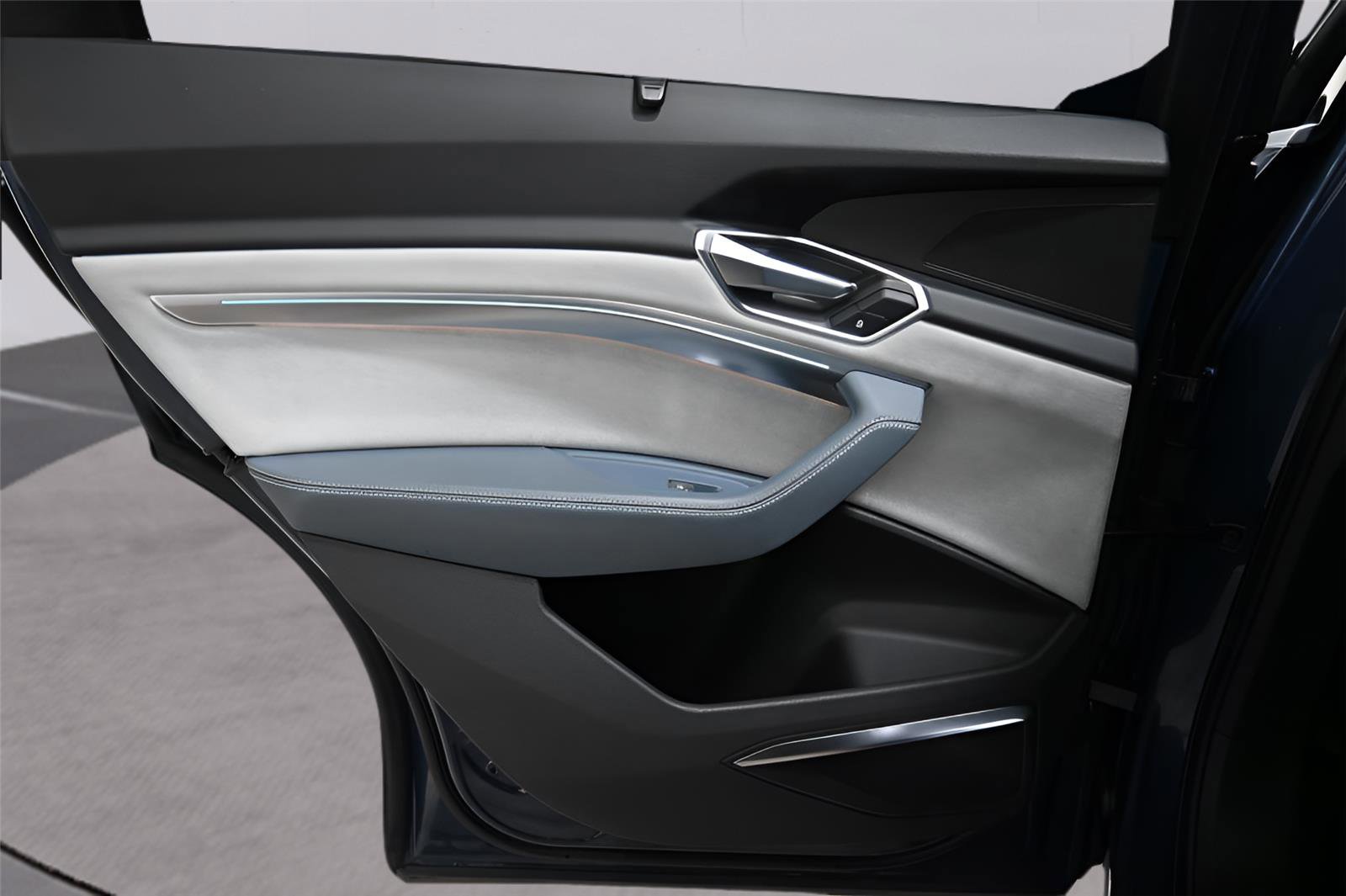 Used 2020 Audi e-tron Prestige w/ Prestige Package image 14