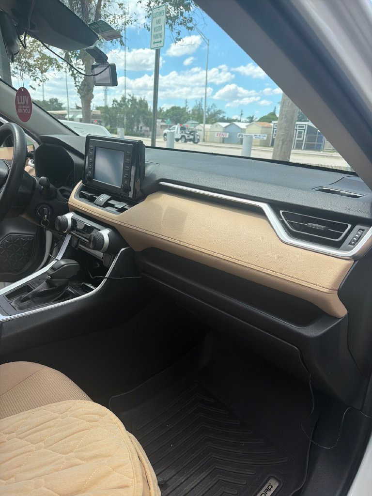 Used 2019 Toyota RAV4 LE FWD image 3