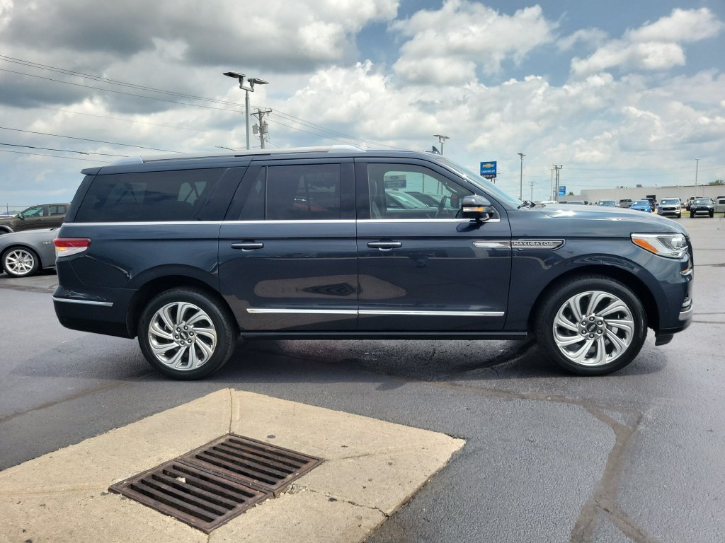 Certified 2024 Lincoln Navigator L Reserve AWD/4WD image 3