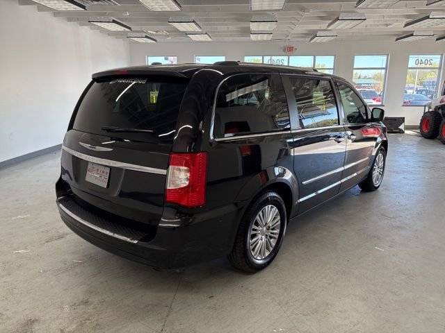 Used 2014 Chrysler Town & Country Touring-L FWD image 10