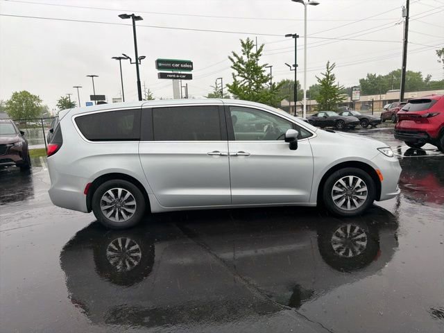 Used 2023 Chrysler Pacifica Touring-L FWD image 5