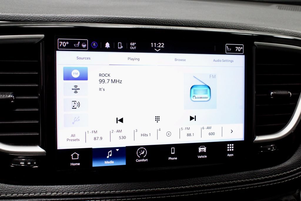 Used 2023 Chrysler Pacifica Touring-L FWD image 3