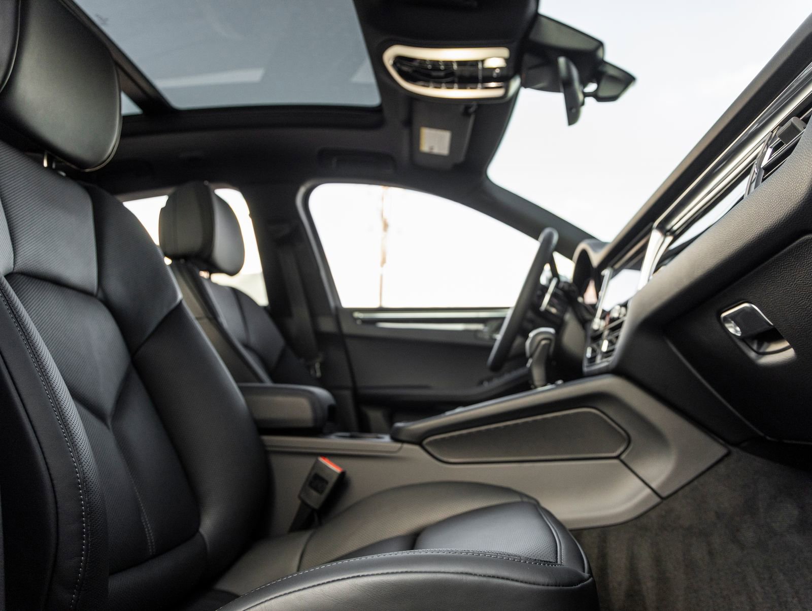 Certified 2026 Porsche Macan AWD/4WD image 44