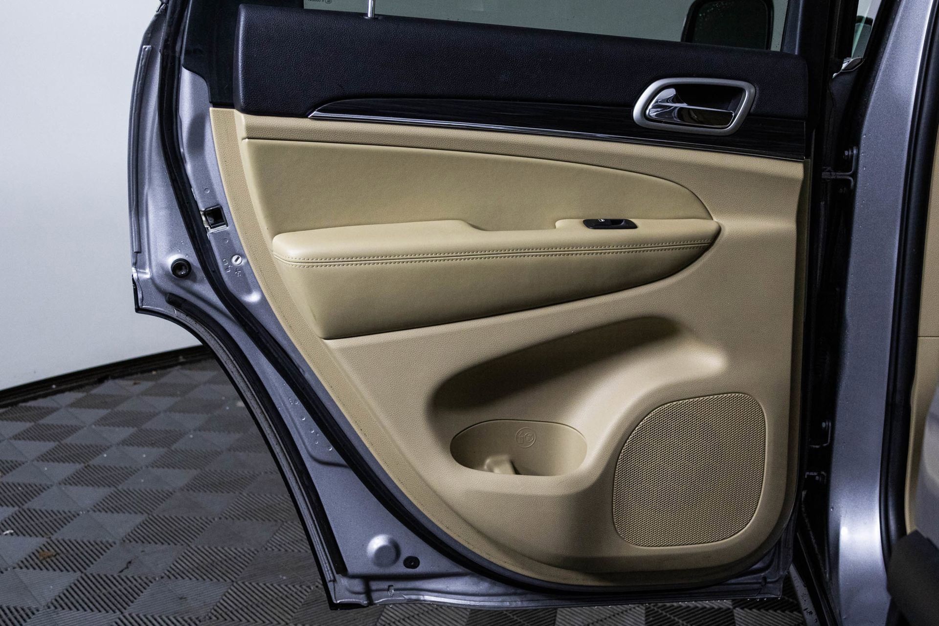 Used 2019 Jeep Grand Cherokee Limited image 34
