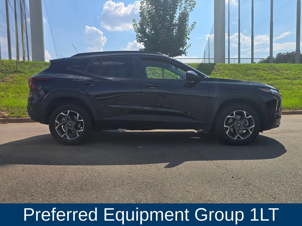 Used 2025 Chevrolet Trax LT FWD image 2