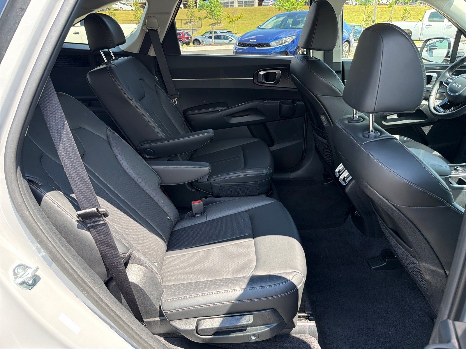 Certified 2025 Kia Sorento EX w/ Panoramic Sunroof Package FWD image 15