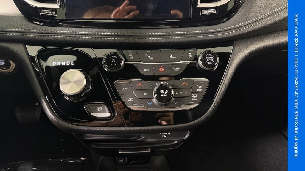 New 2027 Chrysler Pacifica Select FWD image 22