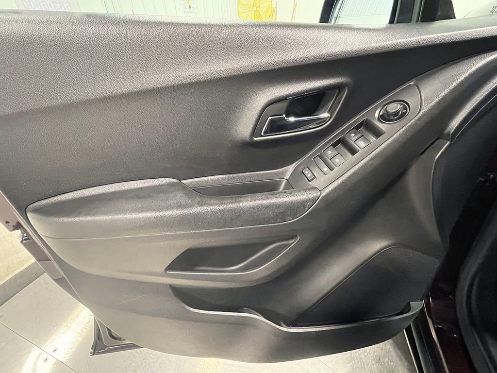 Used 2021 Chevrolet Trax LS w/ Tint and Cruise Package AWD/4WD image 19