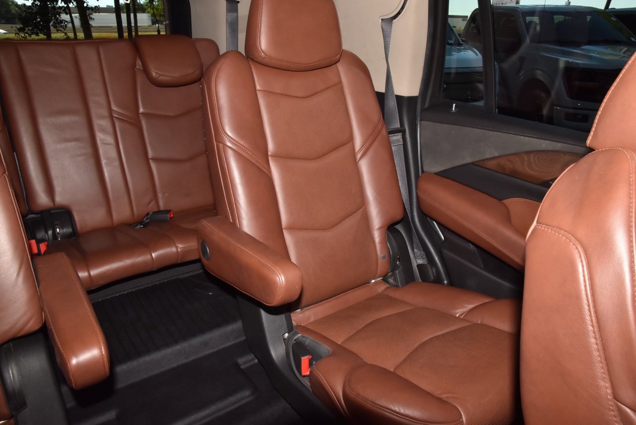 Used 2019 Cadillac Escalade Premium Luxury w/ Escalade Sport Edition AWD/4WD image 23