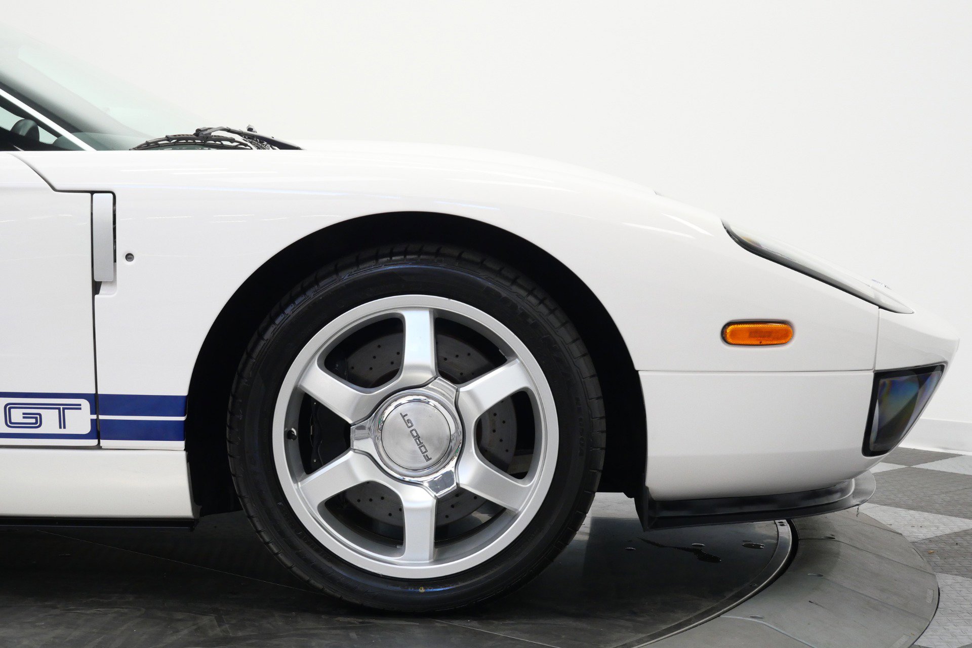 Used 2005 Ford GT RWD image 52
