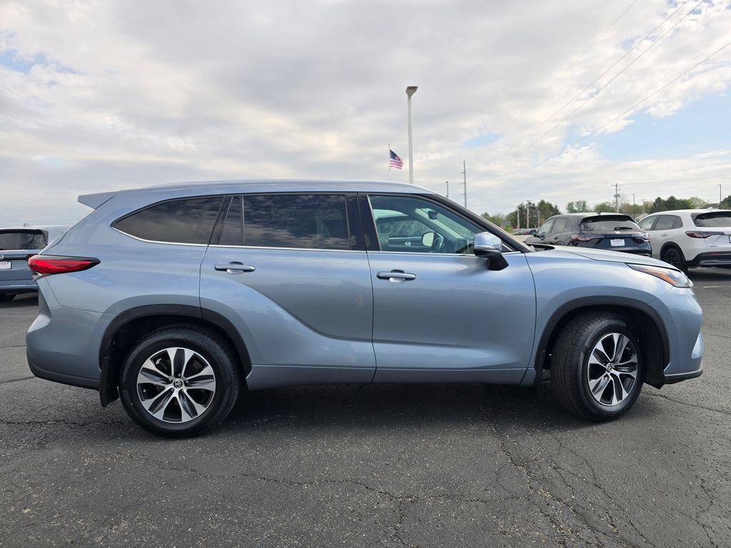 Used 2021 Toyota Highlander XLE AWD/4WD image 9