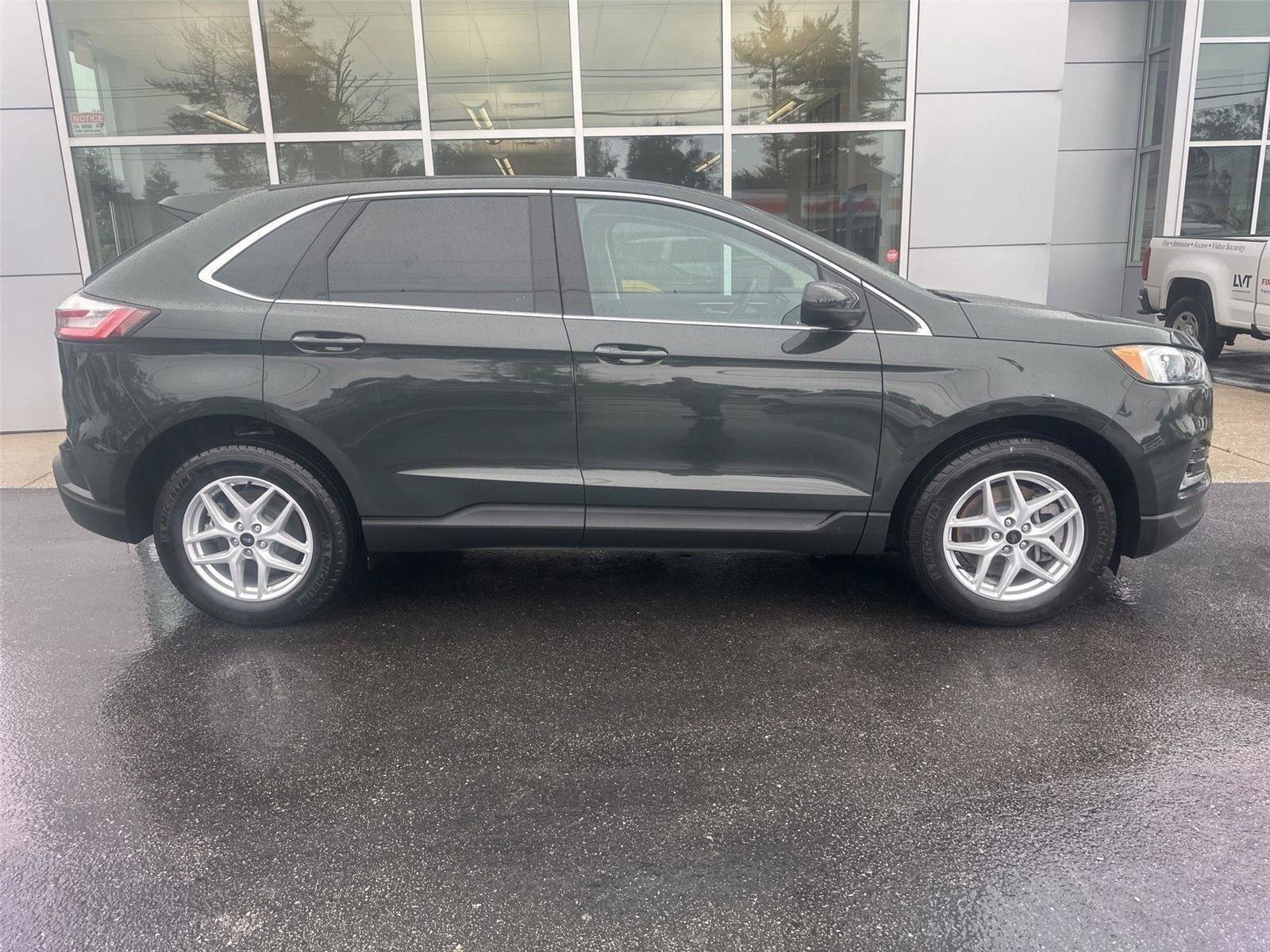 Used 2024 Ford Edge SEL w/ Convenience Package AWD/4WD image 2