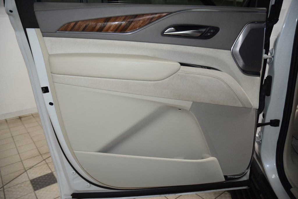 Used 2023 Cadillac Escalade ESV Premium Luxury Platinum w/ Heavy-Duty Trailer Package image 47