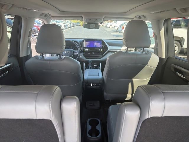 Used 2024 Toyota Highlander Platinum image 38