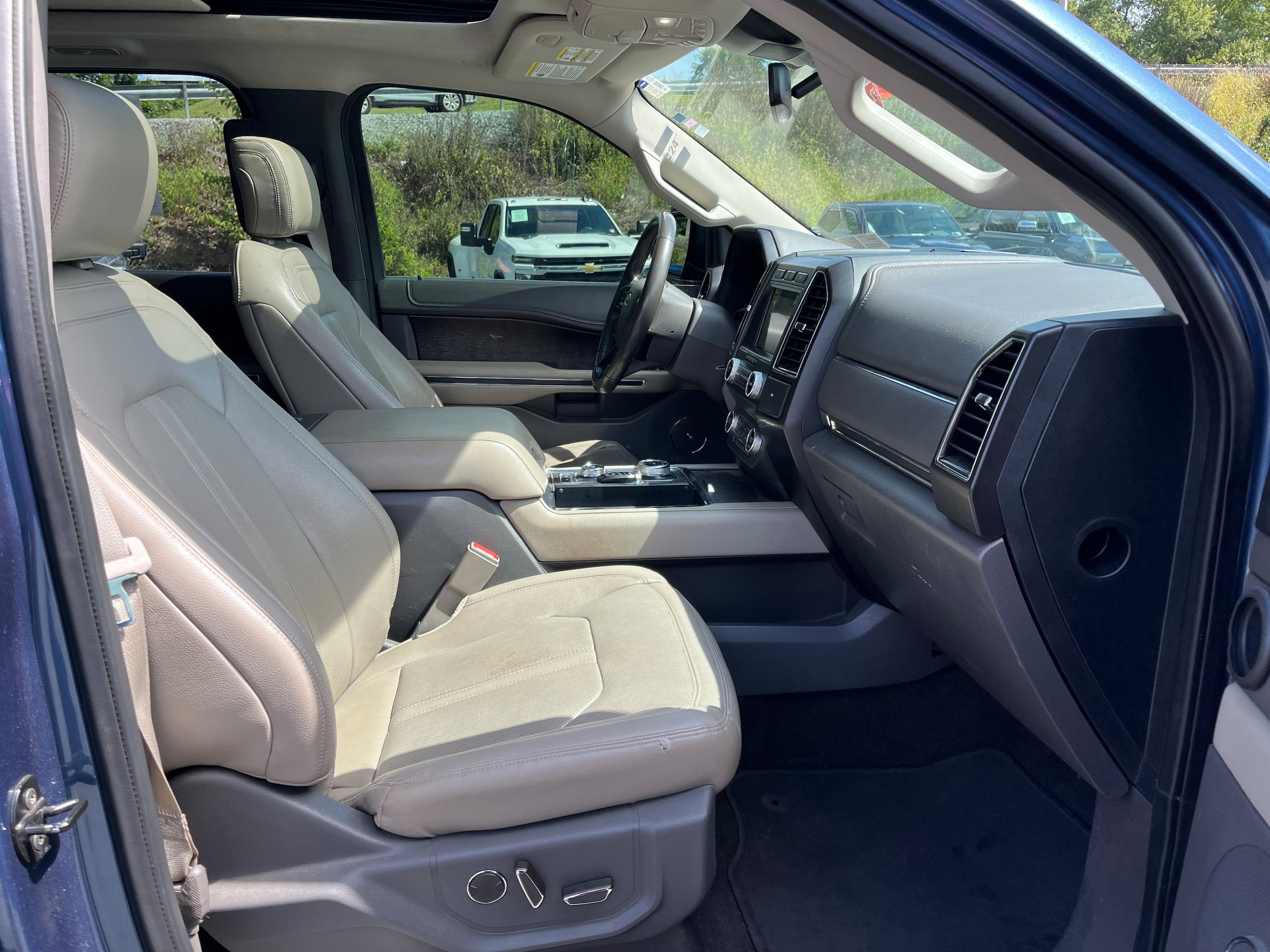 Used 2019 Ford Expedition Limited w/ Equipment Group 301A AWD/4WD image 4