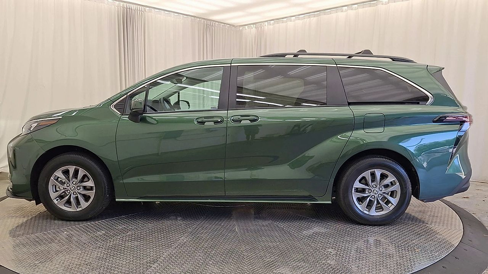 Certified 2026 Toyota Sienna LE AWD/4WD image 12