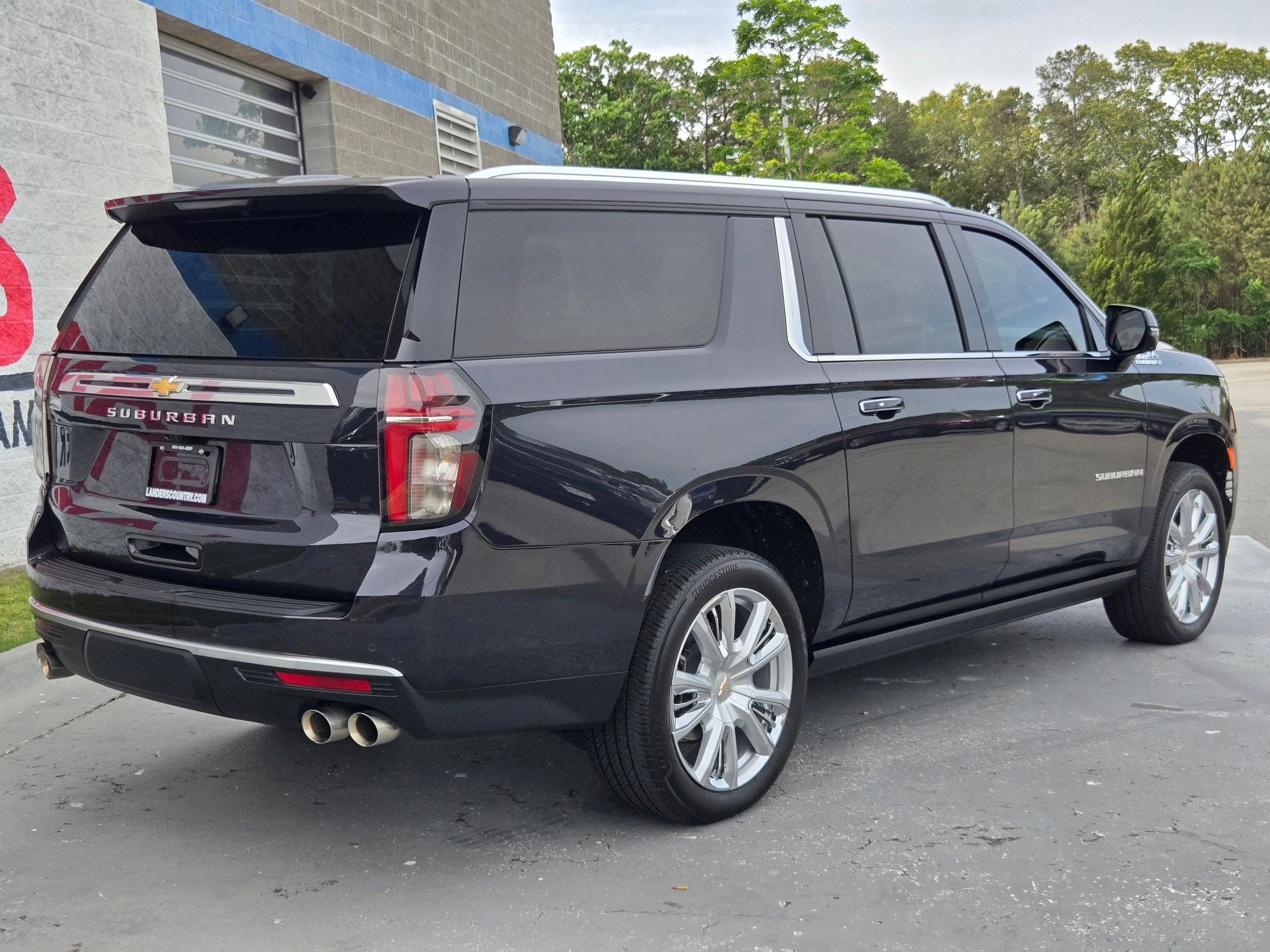 Used 2024 Chevrolet Suburban High Country RWD image 7