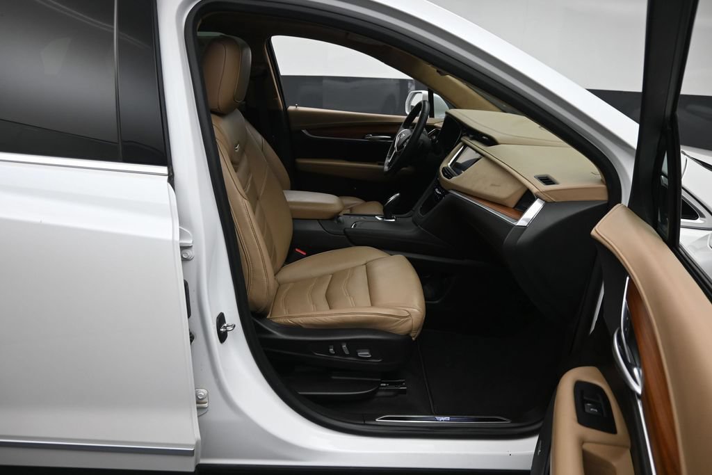 Used 2017 Cadillac XT5 Platinum w/ Driver Assist Package AWD/4WD image 9
