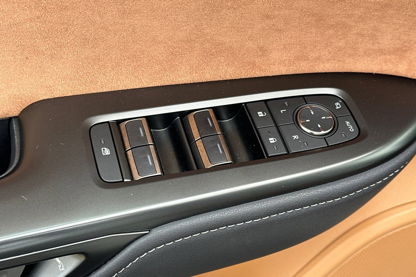 Used 2023 Lexus RZ 450e Premium image 13