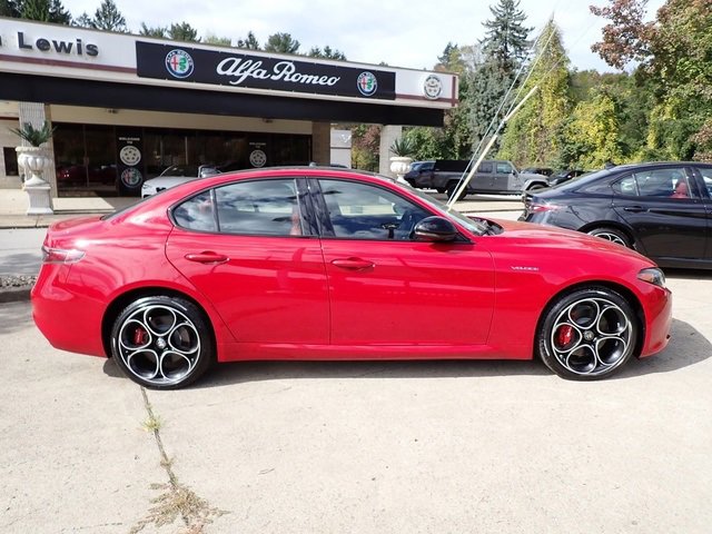 New 2025 Alfa Romeo Giulia AWD w/ Veloce Package AWD image 8