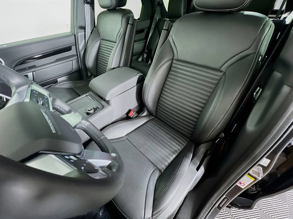 Certified 2025 Land Rover Discovery S AWD/4WD image 22
