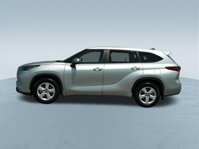 Used 2023 Toyota Highlander LE FWD image 4
