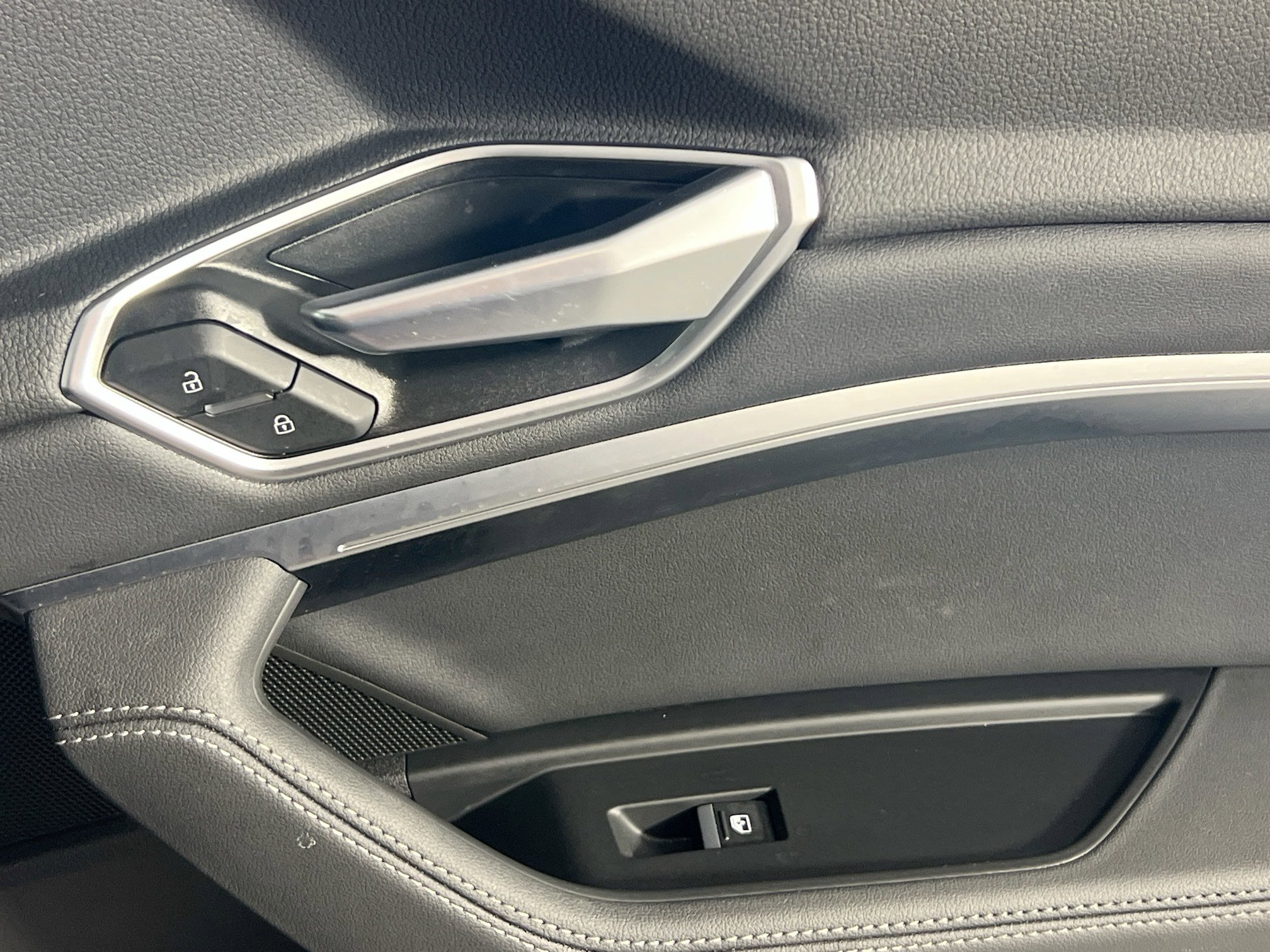 Used 2022 Audi e-tron Premium w/ Convenience Plus Package image 32