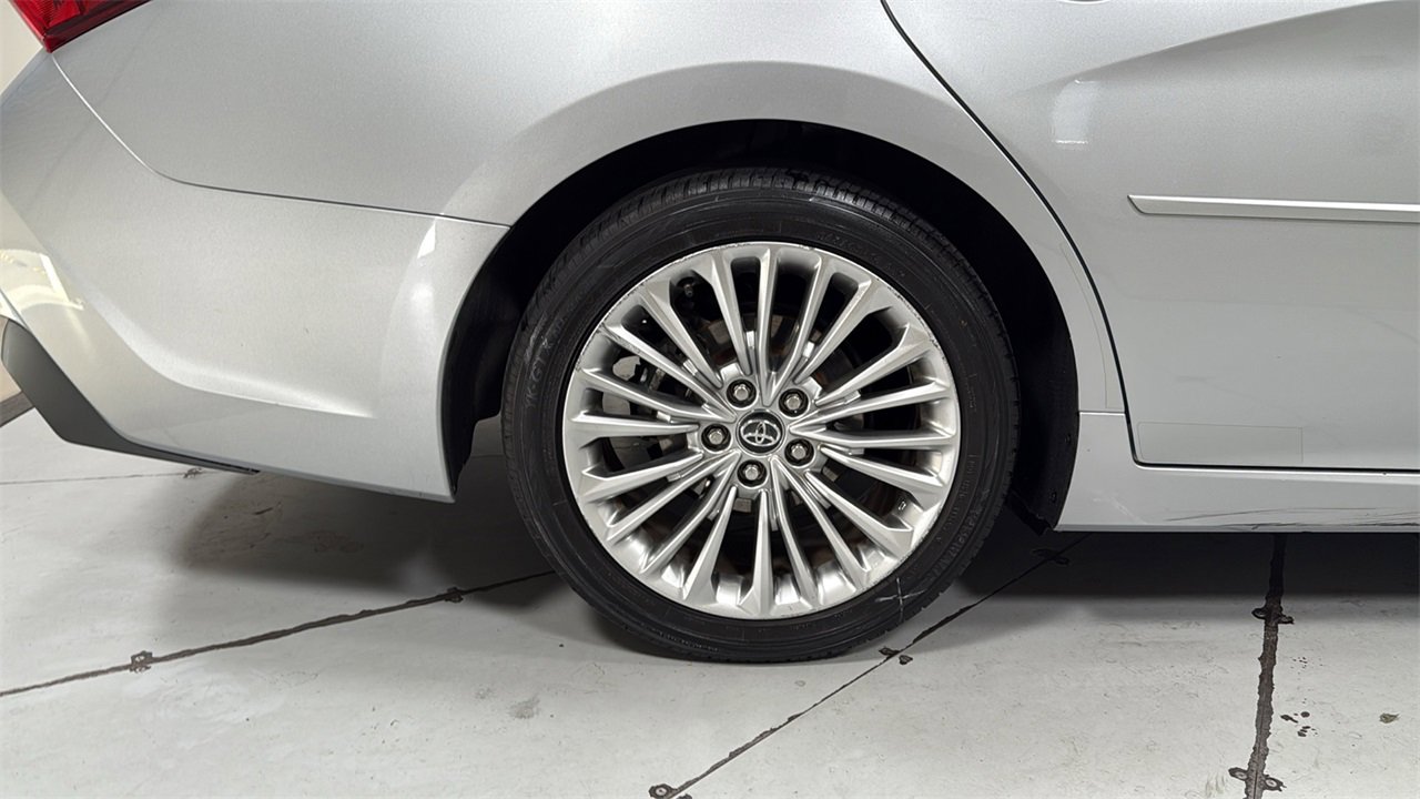 Used 2020 Toyota Avalon Limited image 22