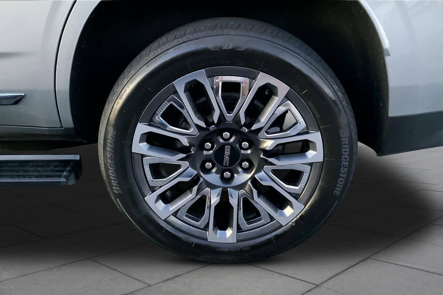 Used 2023 GMC Yukon Denali Ultimate AWD/4WD image 11