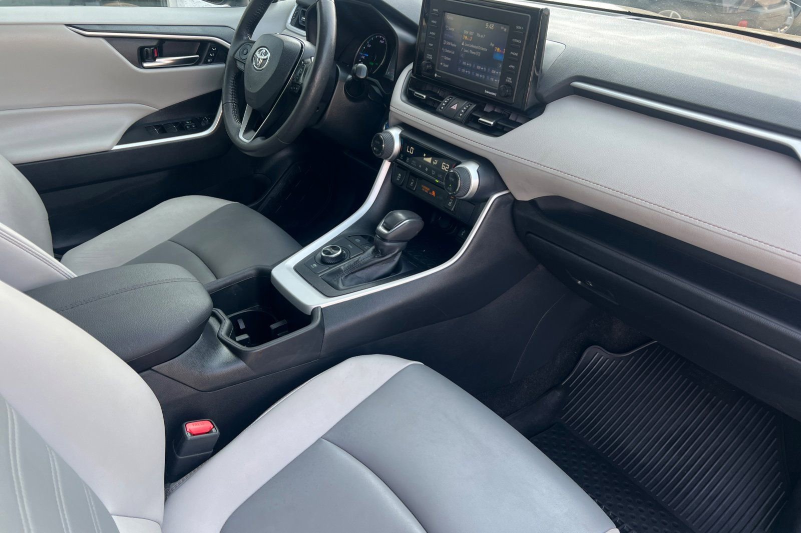 Used 2022 Toyota RAV4 XLE Premium image 16