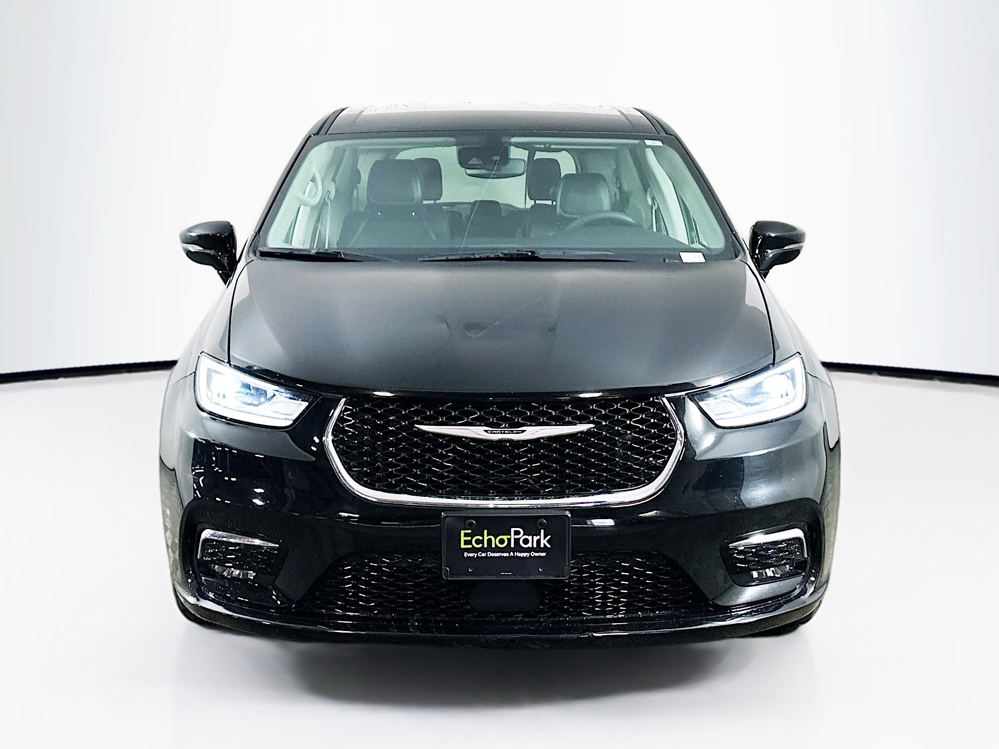 Used 2024 Chrysler Pacifica Touring-L image 2