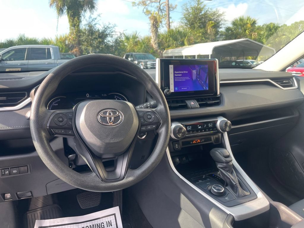 Used 2025 Toyota RAV4 XLE AWD/4WD image 13