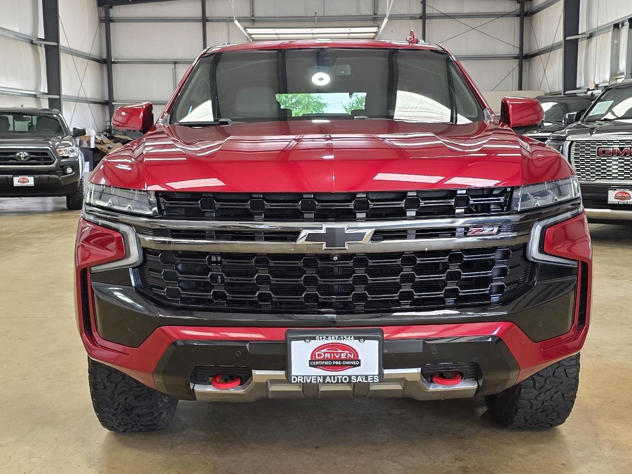 Used 2021 Chevrolet Tahoe Z71 w/ Luxury Package AWD/4WD image 2