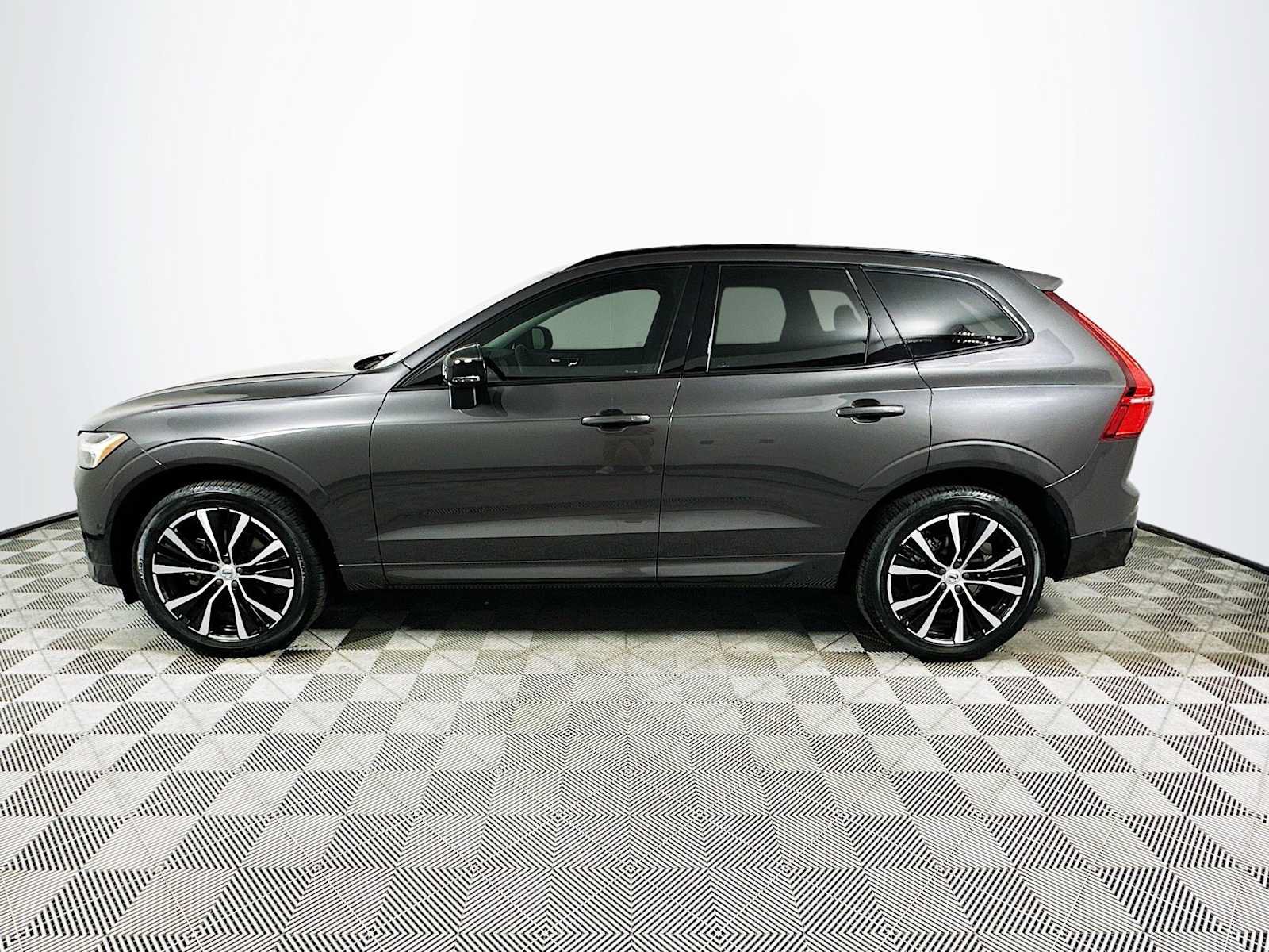 Used 2023 Volvo XC60 B5 Plus w/ Climate Package AWD/4WD image 4