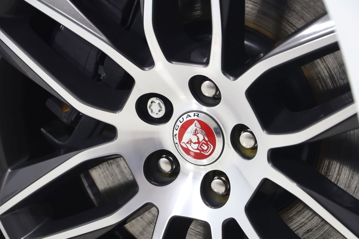 Used 2018 Jaguar F-TYPE R-Dynamic RWD image 18