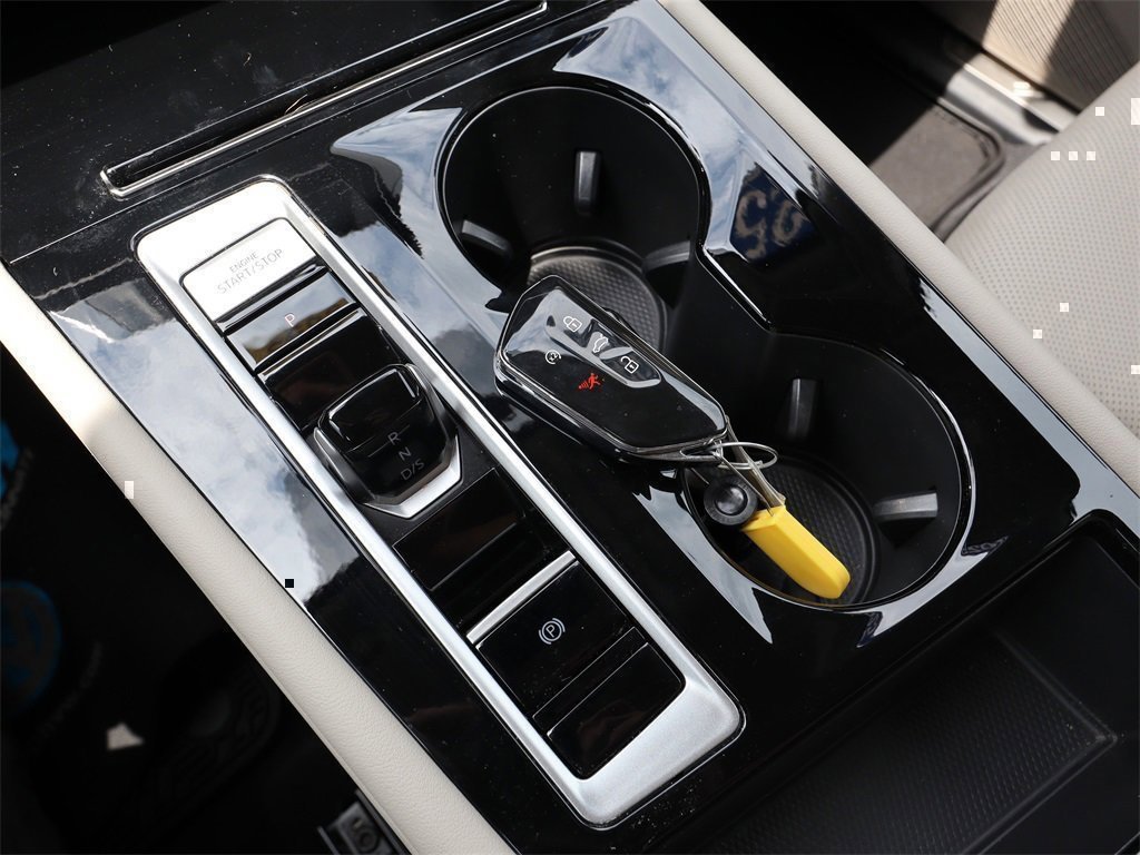 New 2025 Volkswagen Atlas SE image 25