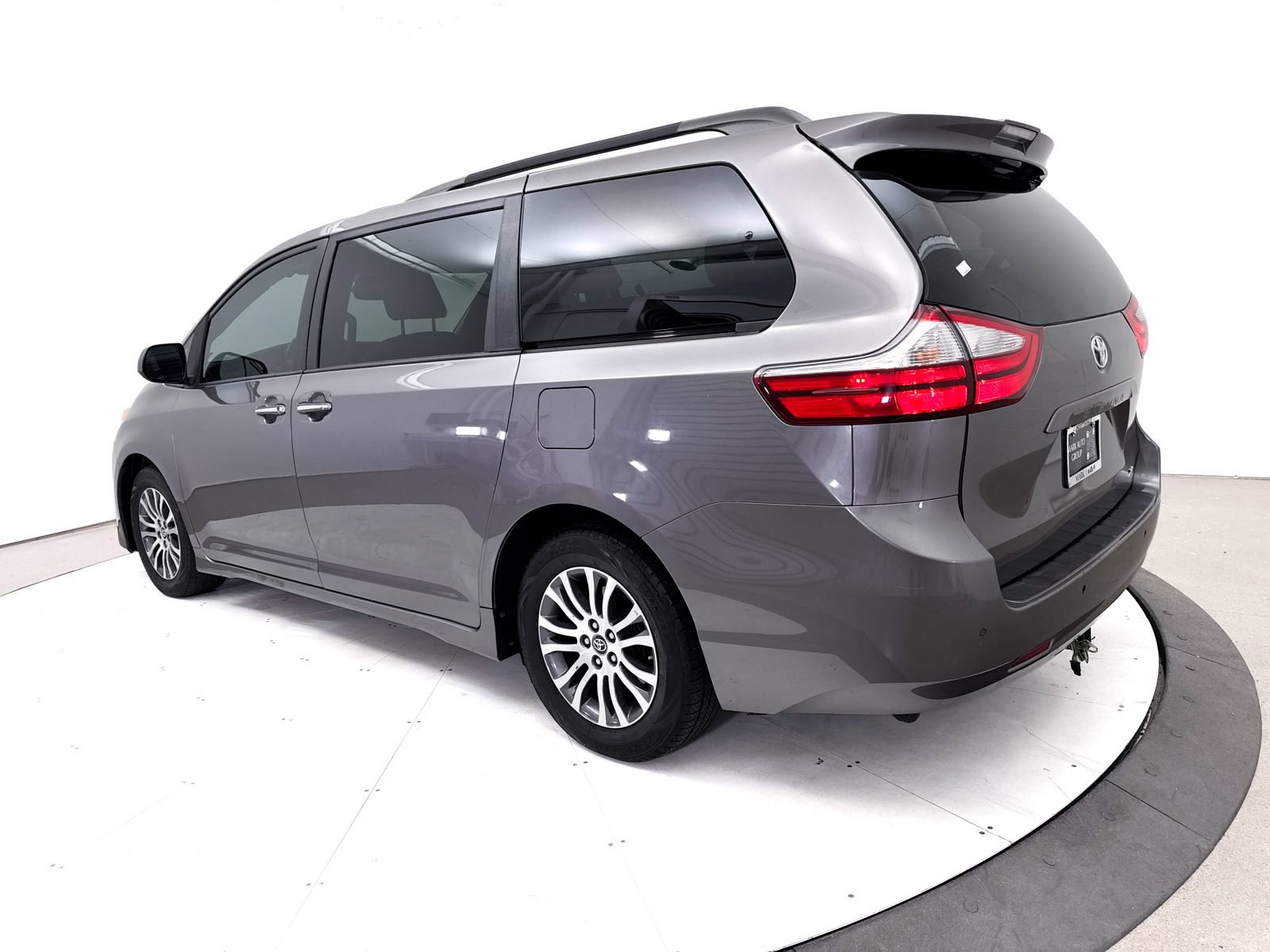 Used 2018 Toyota Sienna XLE w/ XLE Navigation Package FWD image 11
