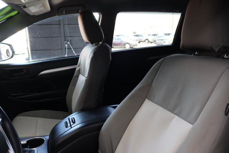 Used 2016 Toyota Highlander Plus AWD/4WD image 14